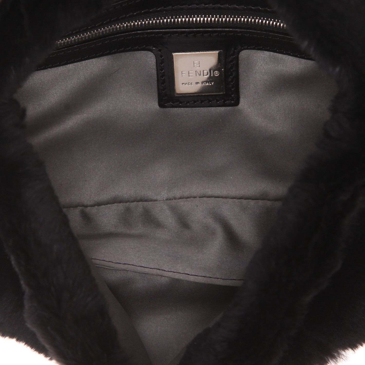Fendi  Baguette handbag  in black rabbit furr  and black leather - Detail D3