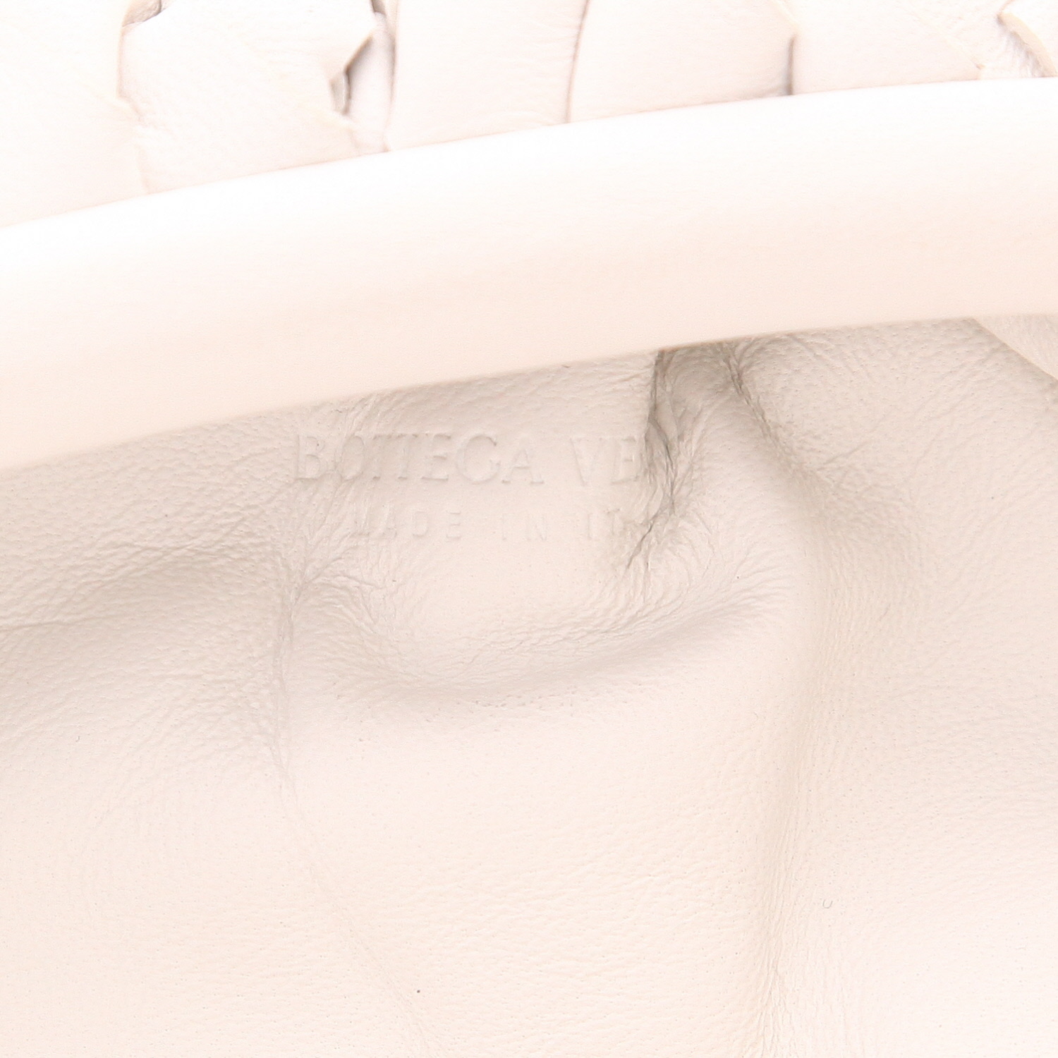 Bolso bandolera Bottega Veneta  Pouch mini  en cuero intrecciato blanco - Detail D2