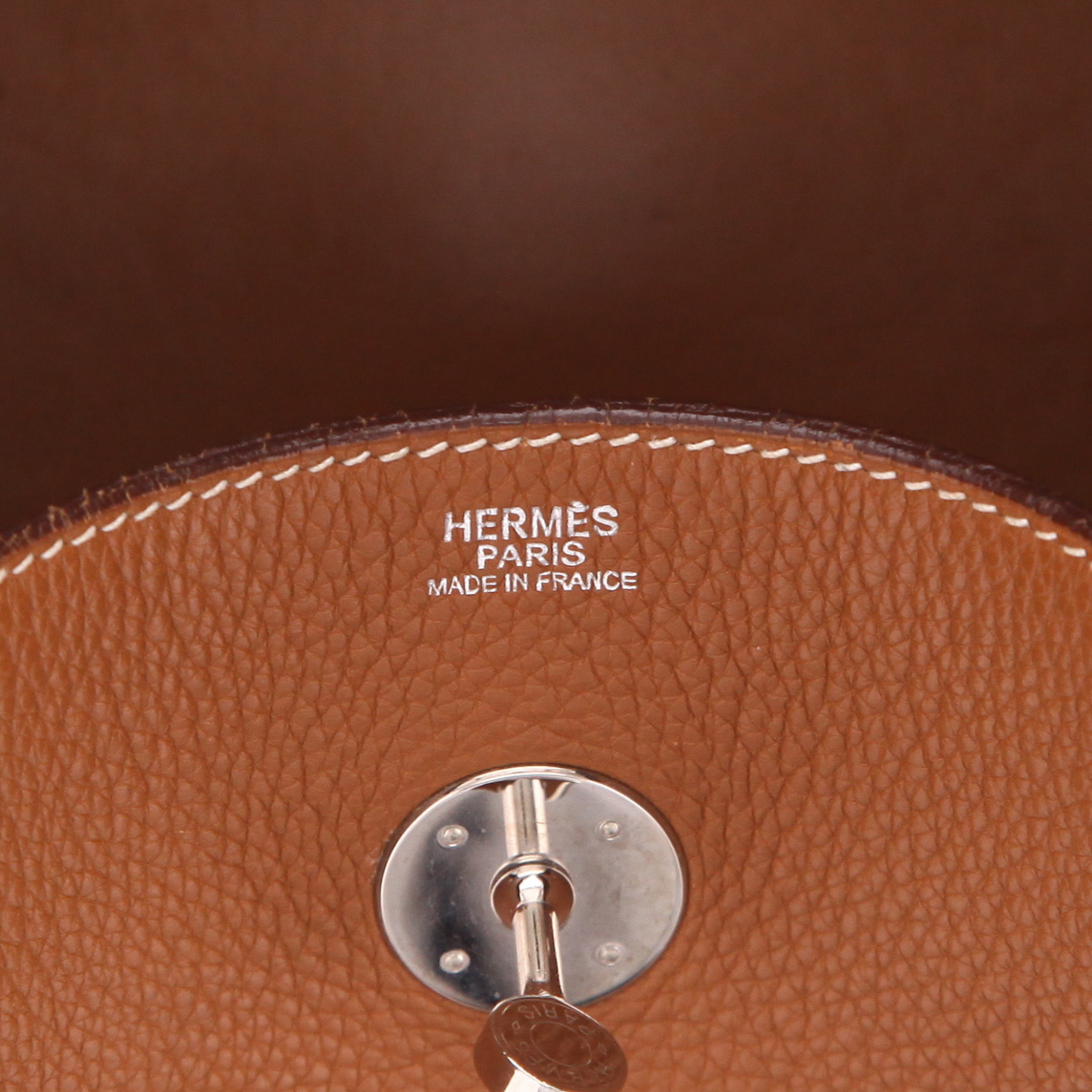 Hermès  Lindy 34 cm shoulder bag  in gold togo leather - Detail D2