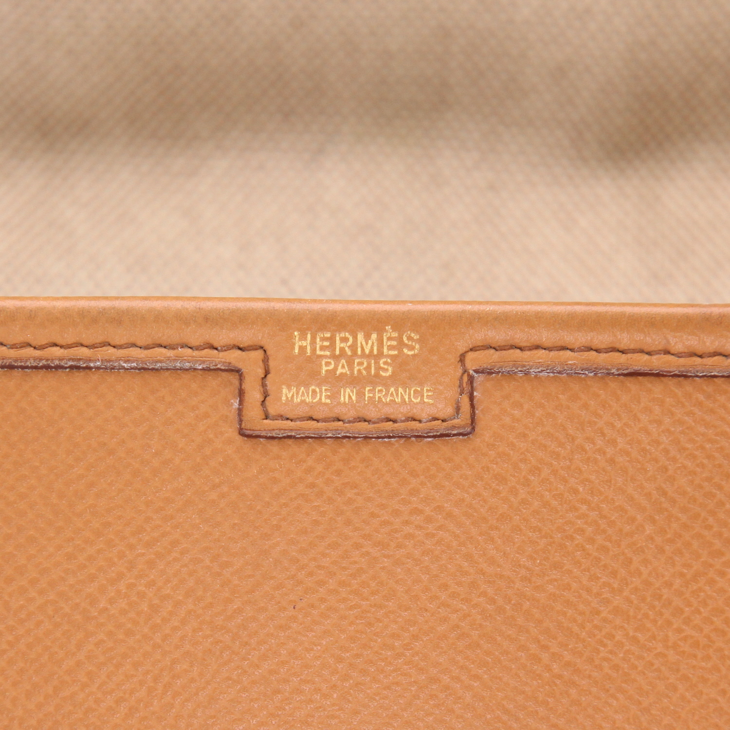 Hermès Jige pouch in gold Courchevel leather - Detail D2