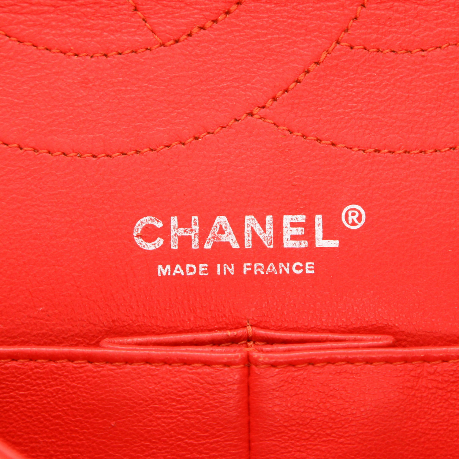 Sac bandoulière Chanel  2.55 en cuir verni matelassé rouge - Detail D2