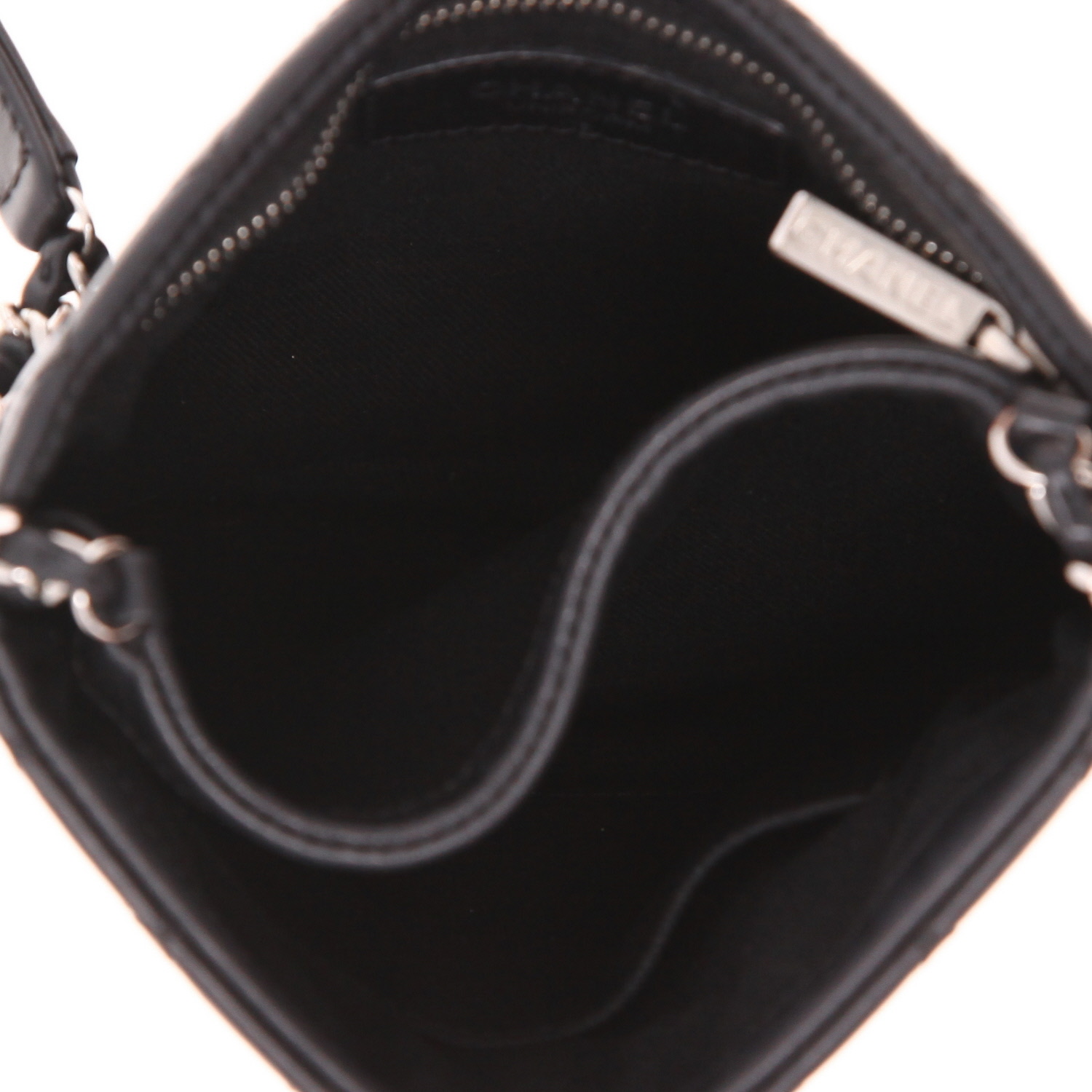 Sac bandoulière Chanel  Pochette en cuir matelassé noir - Detail D3