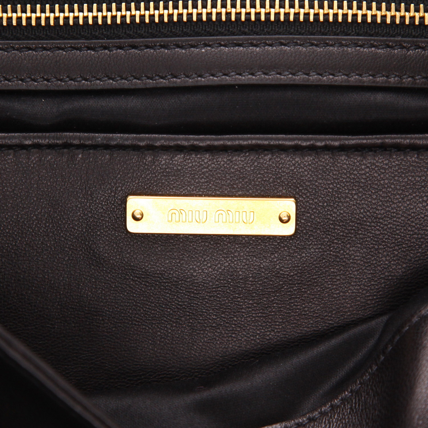 Bolso bandolera Miu Miu   en cuero con relieve negro - Detail D2