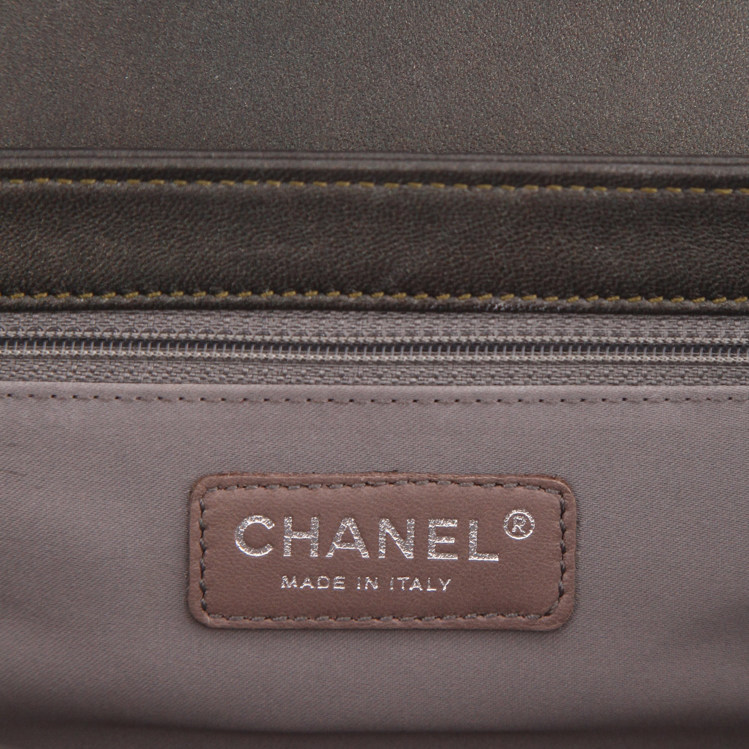 Bolso de mano Chanel  Baguette en cuero caqui - Detail D2