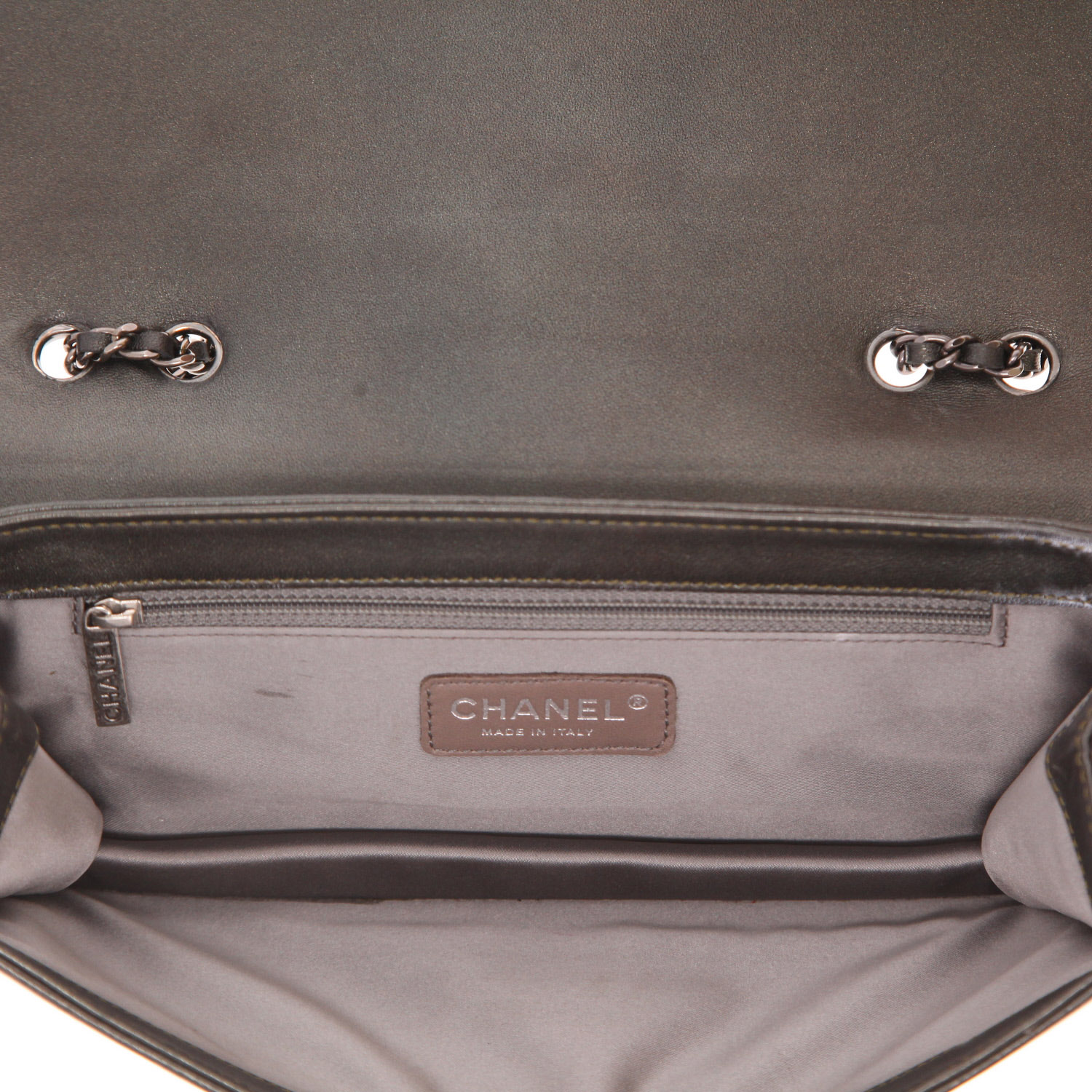 Chanel  Baguette handbag  in khaki leather - Detail D3