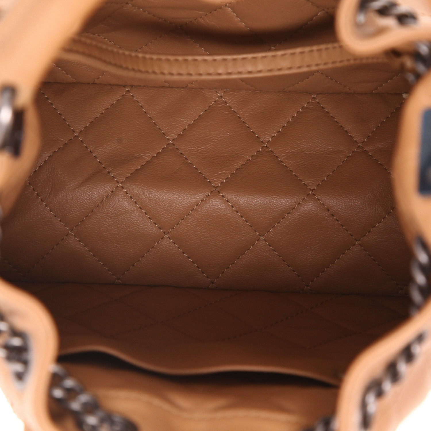 Mochila Chanel   en cuero acolchado beige - Detail D3