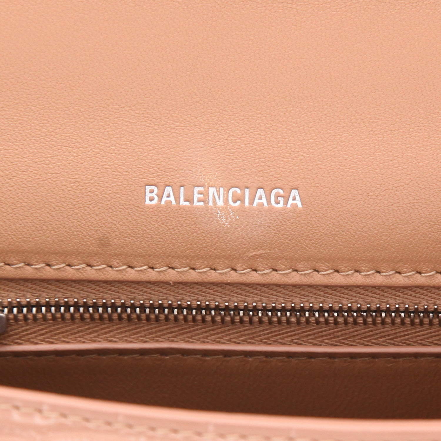 Balenciaga  Hourglass small model  shoulder bag  in beige patent leather - Detail D2
