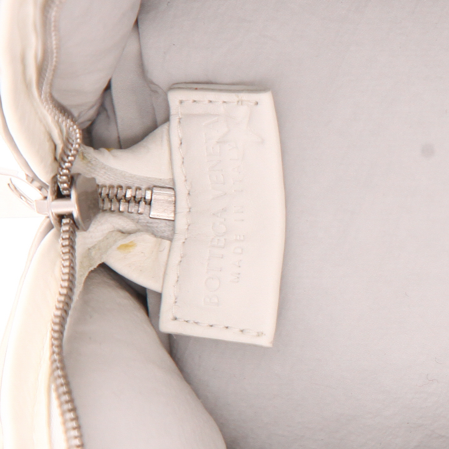 Bottega Veneta  Padded Cassette pouch  in white intrecciato leather - Detail D2