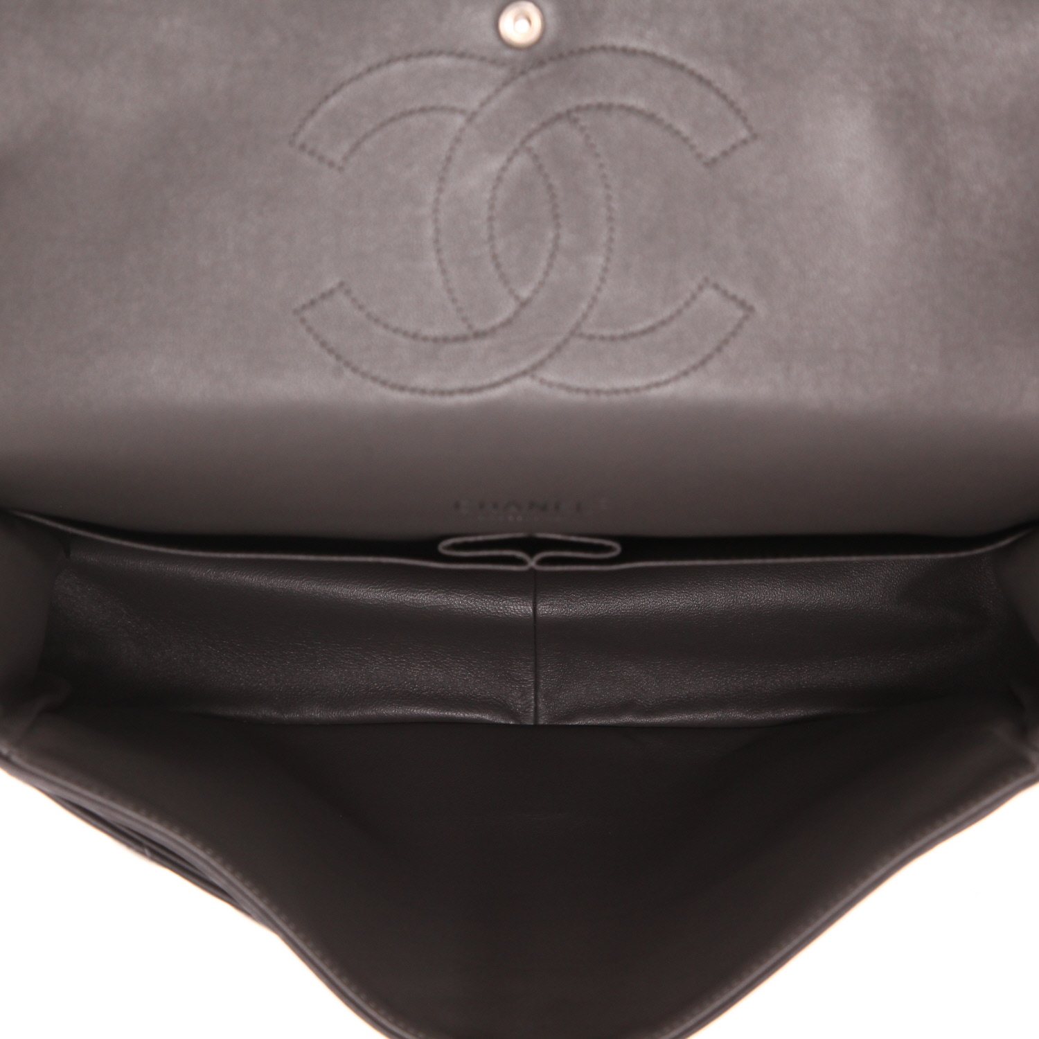 Chanel  Timeless Maxi Jumbo shoulder bag  in grey quilted leather - Detail D3