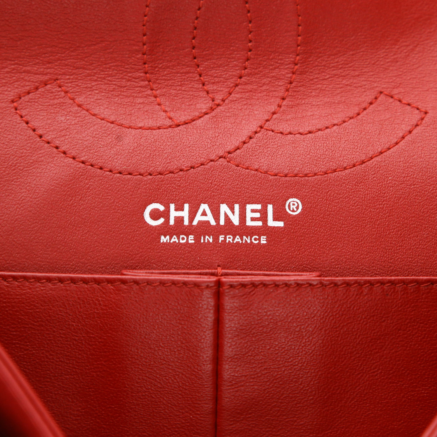 Bolso bandolera Chanel  2.55 en charol acolchado rojo - Detail D2