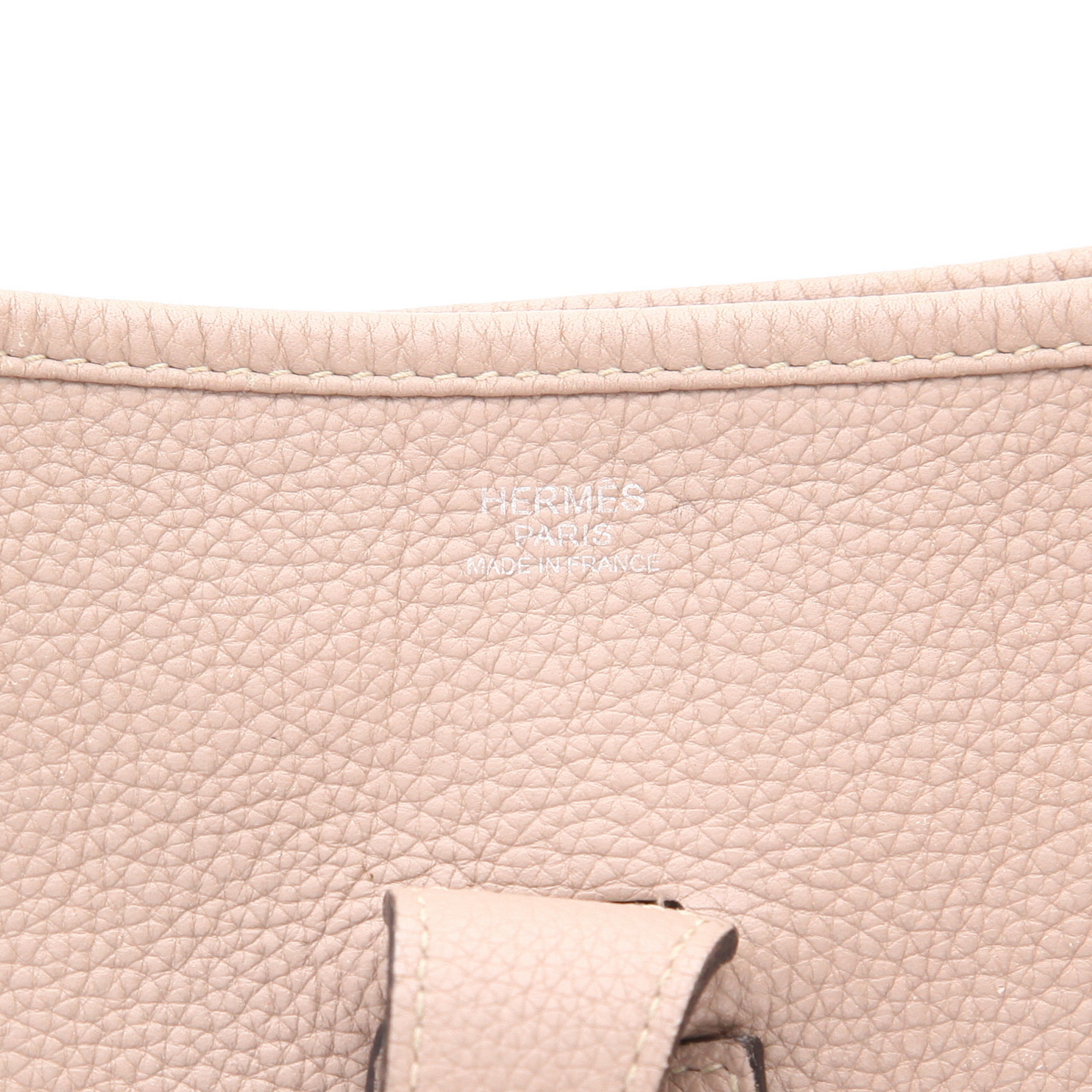 Sac bandoulière Hermès  Evelyne III en cuir togo gris-tourterelle - Detail D2