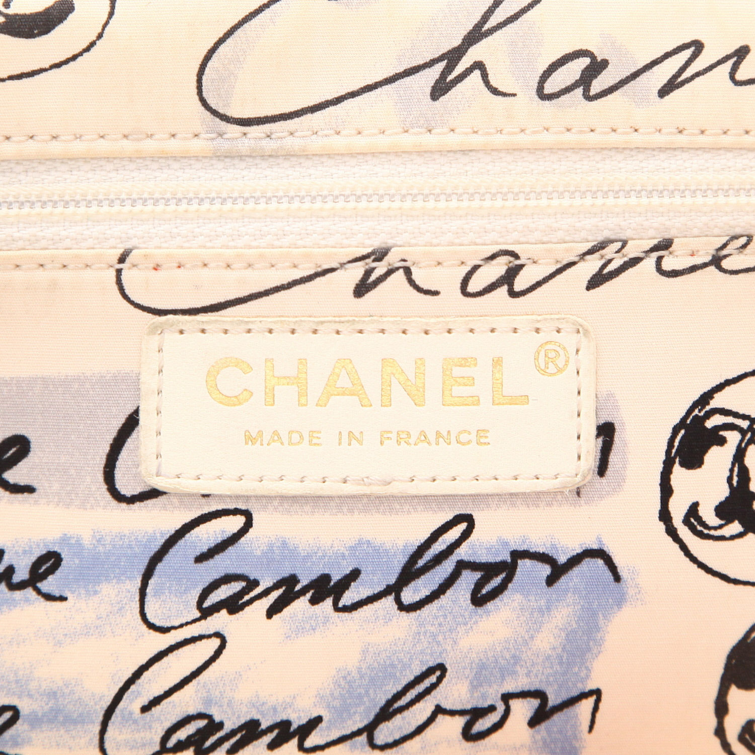 Chanel  Baguette handbag  in beige and black canvas - Detail D2