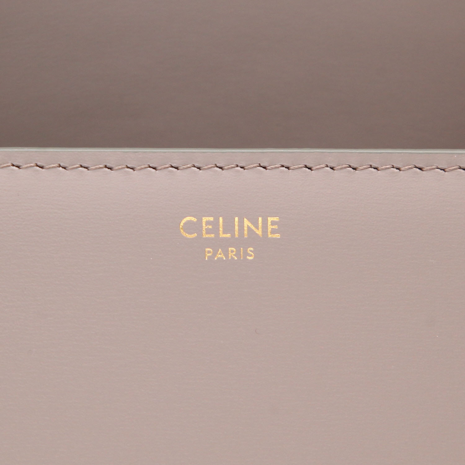 Bolso bandolera Celine  Triomphe Teen en cuero color topo - Detail D2