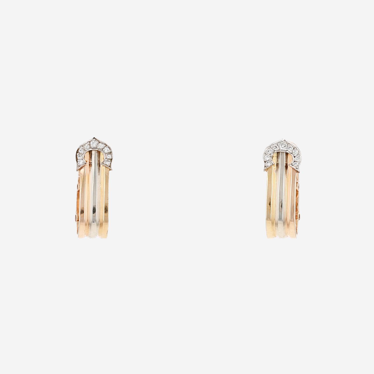 Paire de boucles d'oreilles Cartier C de Cartier en 3 ors et diamants