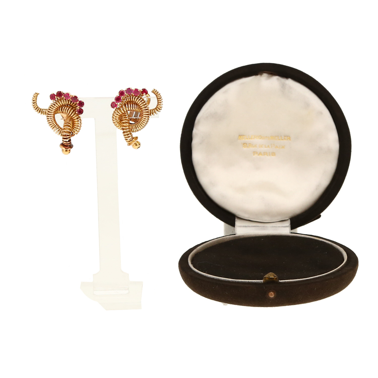 Paire de boucles d'oreilles années 1950 Mellerio  en or jaune et rubis - Detail D2