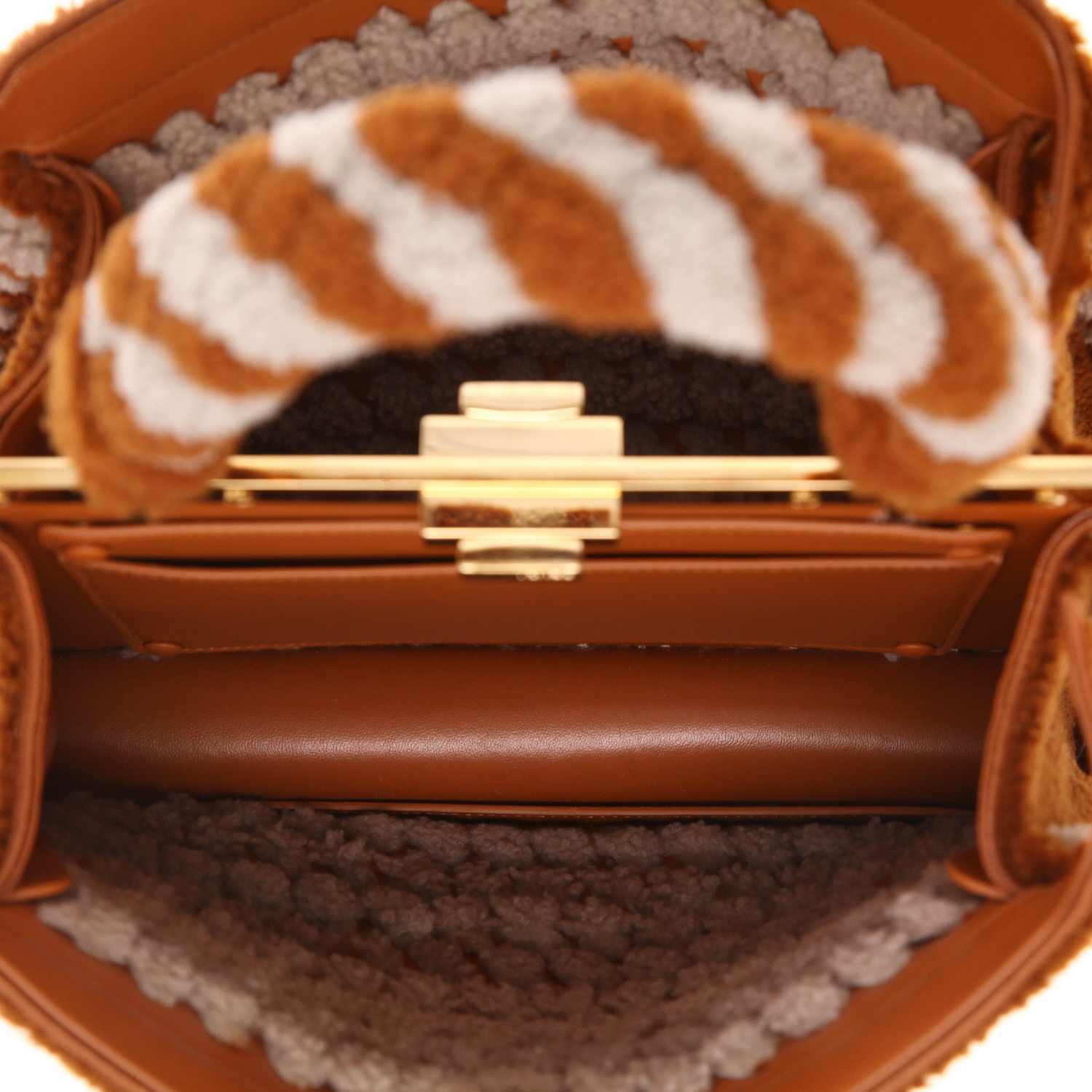 Sac à main Fendi  Peekaboo petit modèle  en peau lainée beige et marron - Detail D3