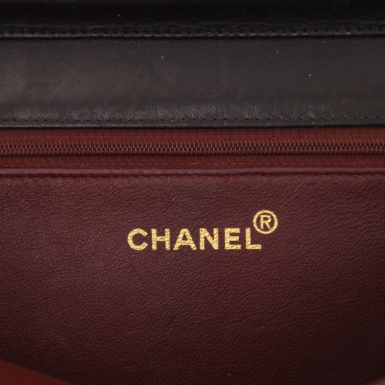 Bolso para llevar al hombro o en la mano Chanel  Mademoiselle en cuero acolchado negro - Detail D2