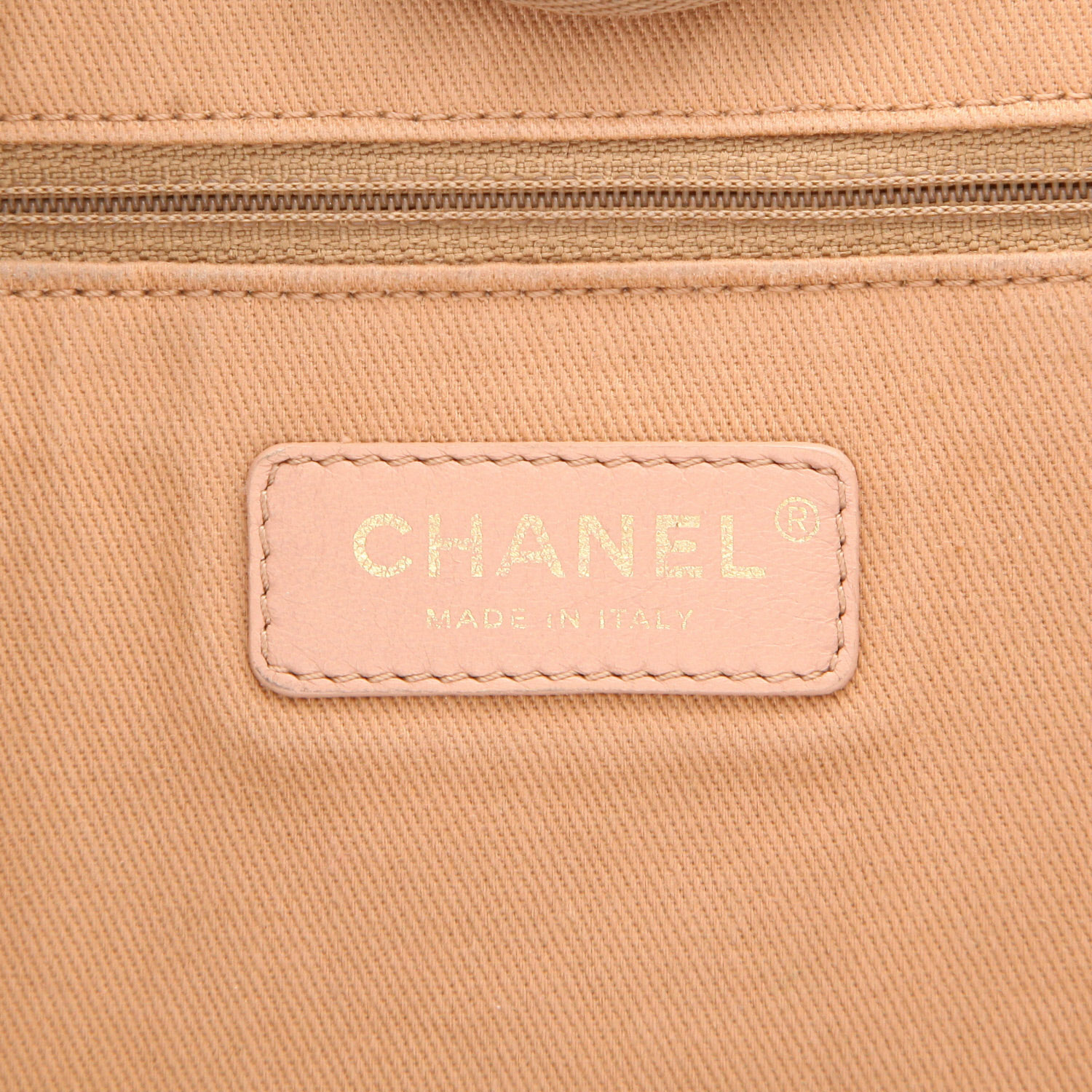 Chanel  Deauville shopping bag  in beige and gold canvas - Detail D2