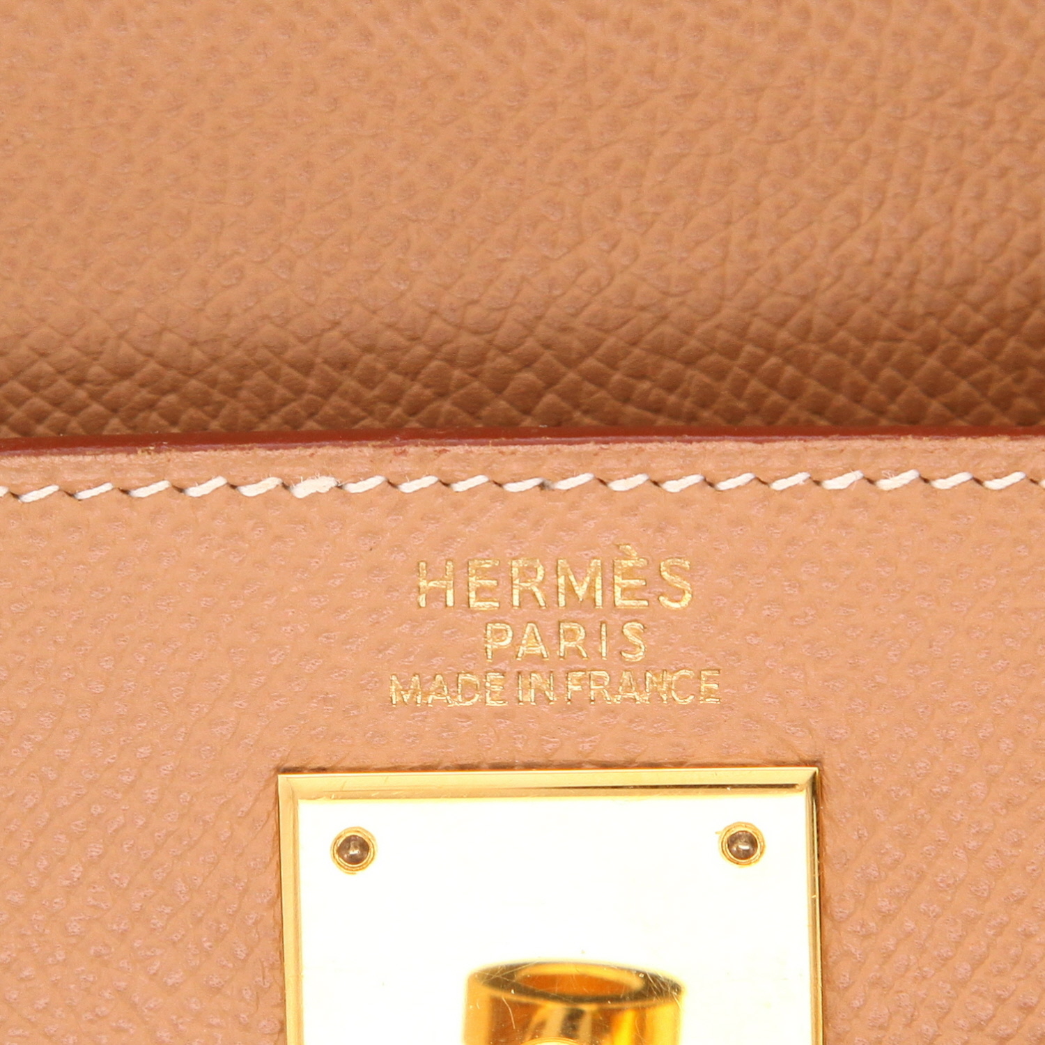 Bolso de mano Hermès  Kelly 32 cm en cuero Courchevel color oro - Detail D2