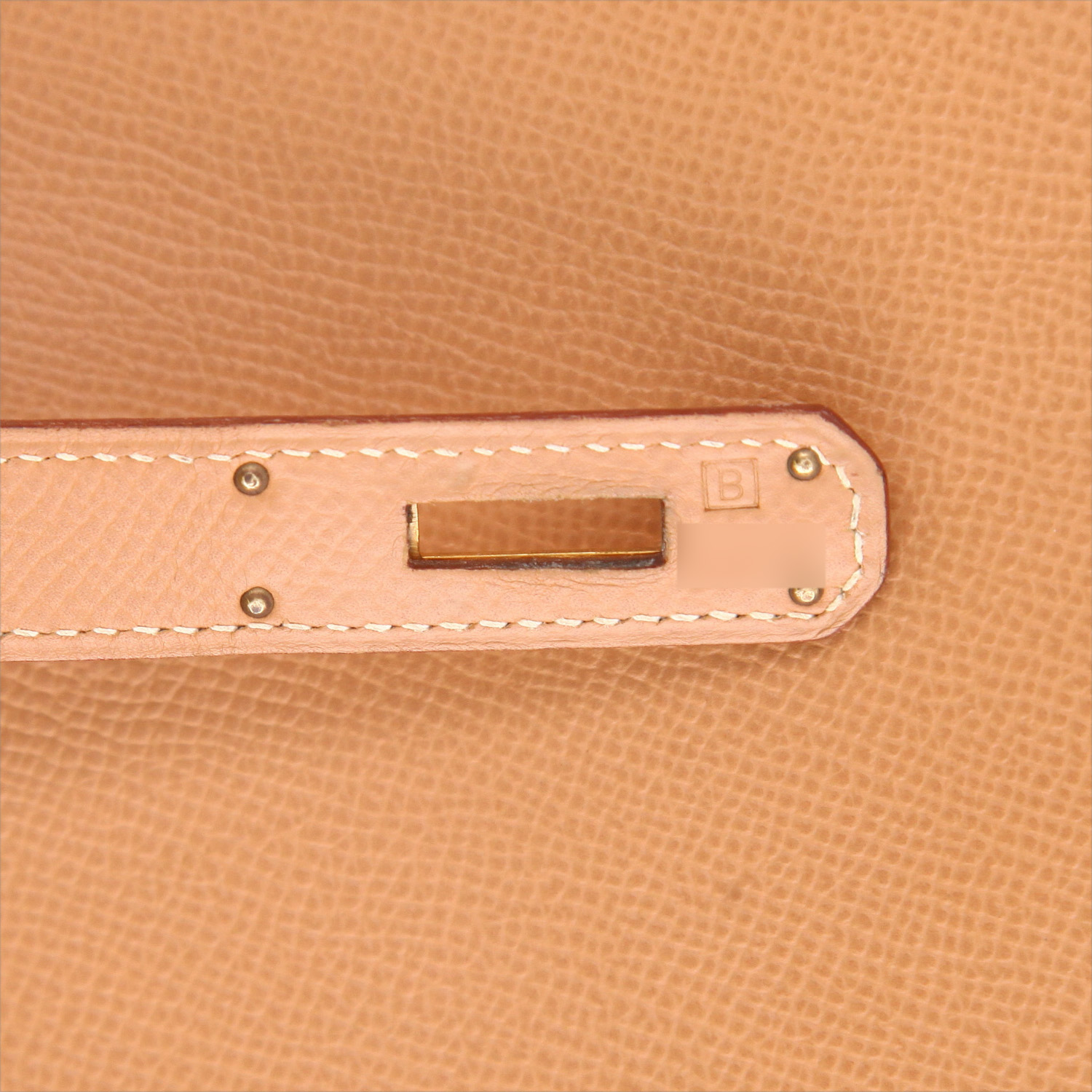 Bolso de mano Hermès  Kelly 32 cm en cuero Courchevel color oro - Detail D4