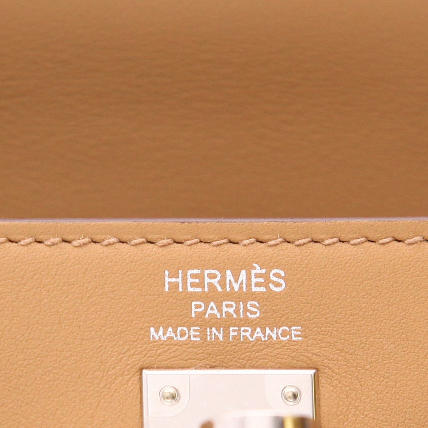Hermès  Kelly 25 cm handbag  in Biscuit Swift leather - Detail D2
