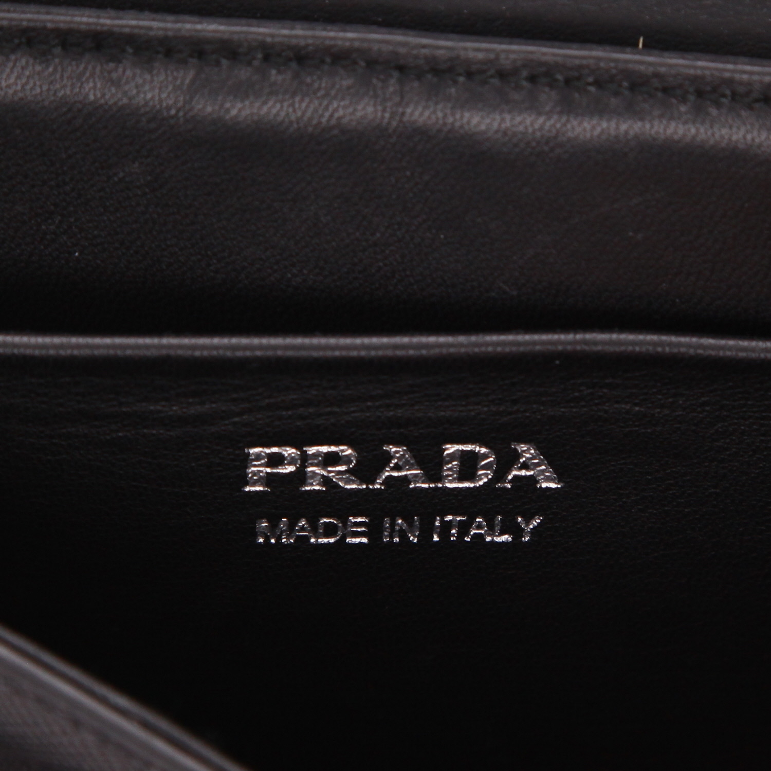 Bolso bandolera Prada   en cuero saffiano negro - Detail D2