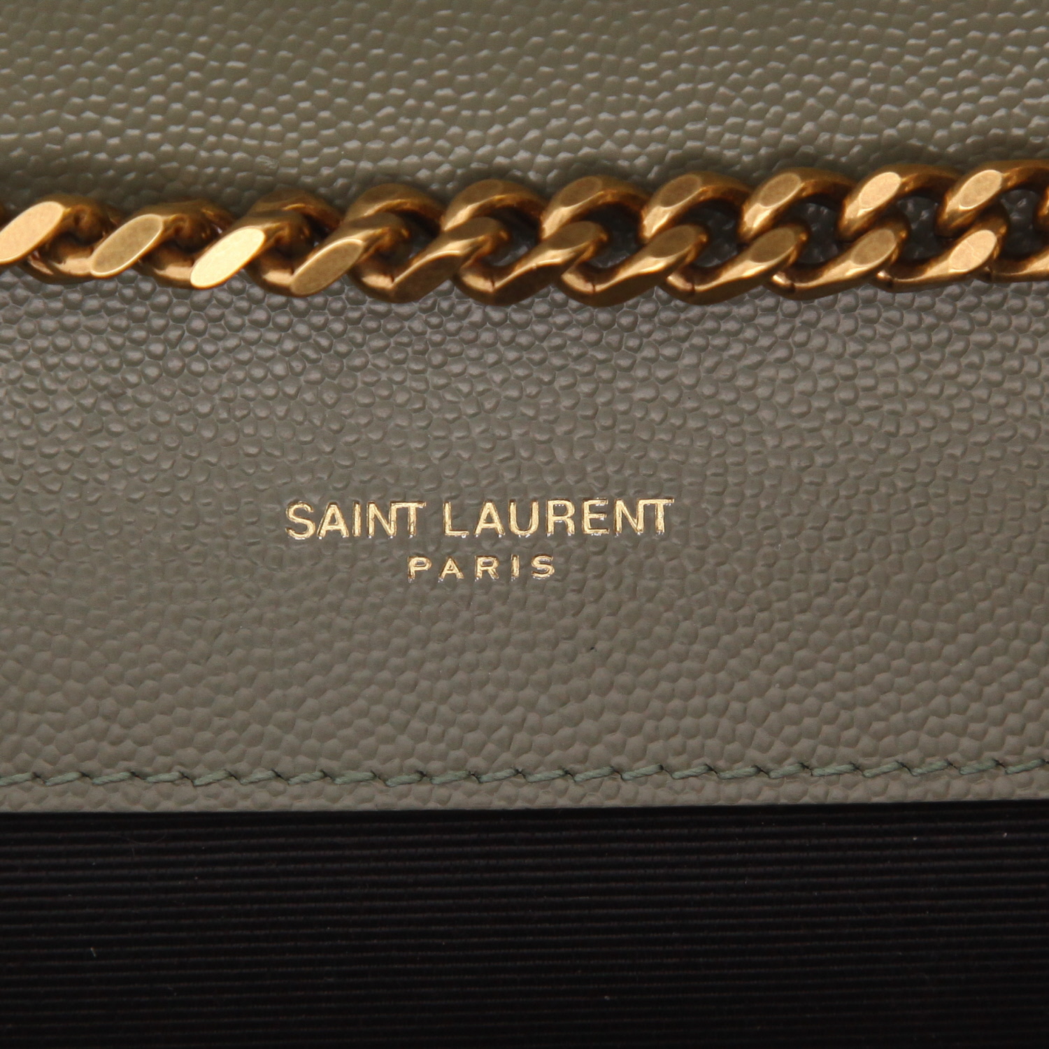 Bolso bandolera Saint Laurent  Envelope en cuero granulado verde - Detail D2