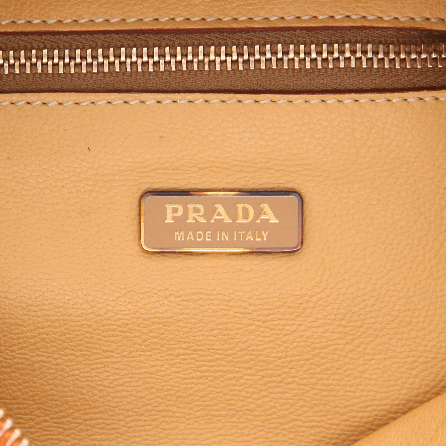 Prada   handbag  in orange grained leather - Detail D2