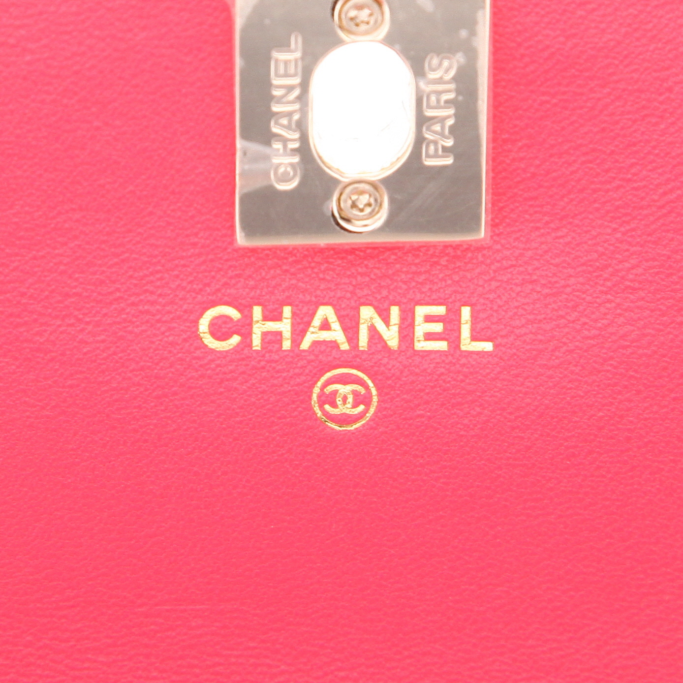 Bolso bandolera Chanel   en cuero acolchado rosa - Detail D2
