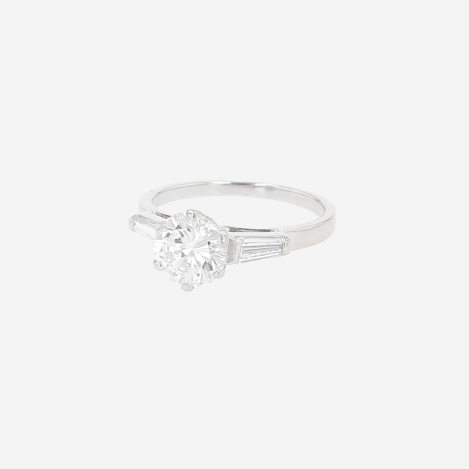 Vintage  solitaire ring in white gold and diamonds