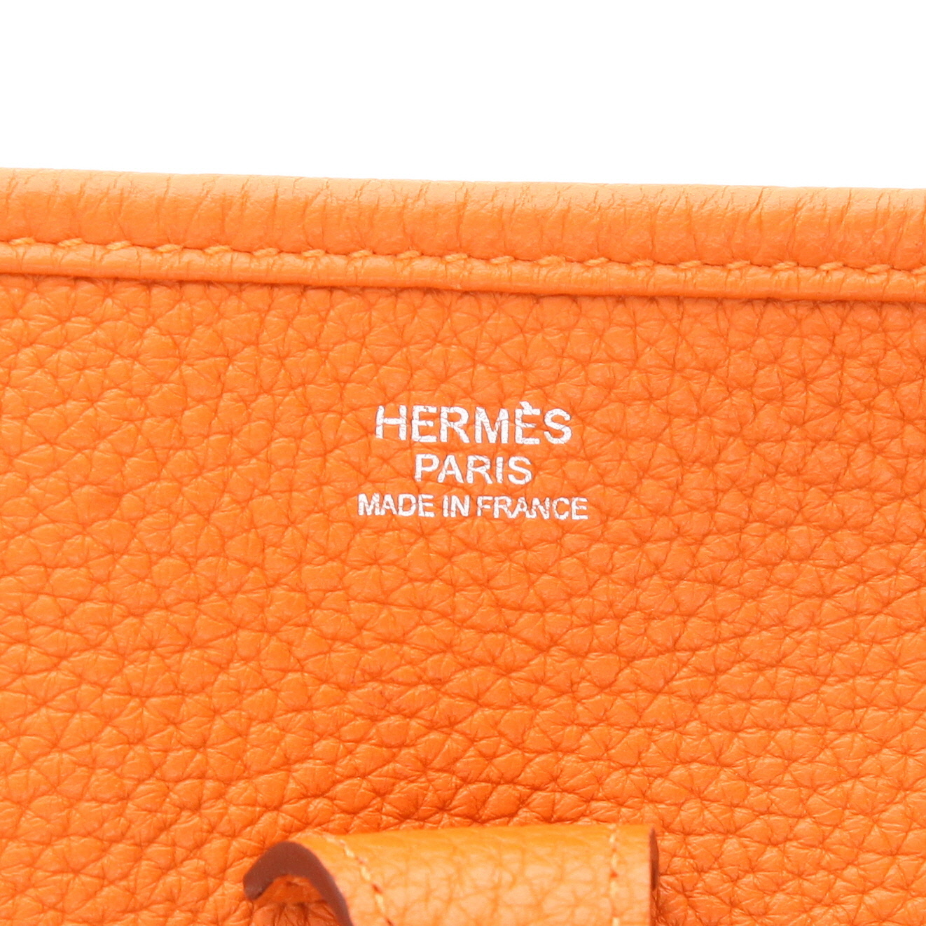 Sac bandoulière Hermès  Evelyne III en cuir togo orange - Detail D2