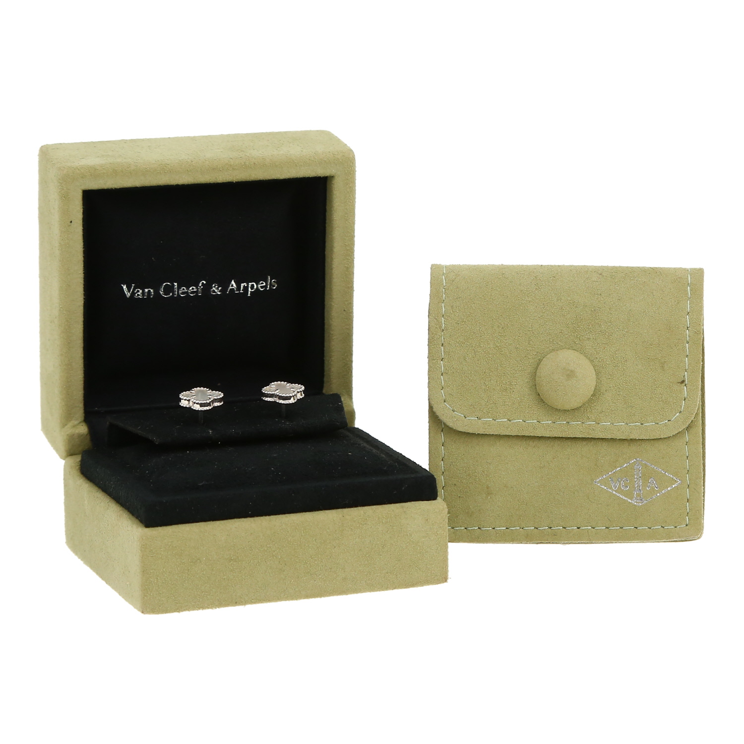 Van Cleef 
Arpels Sweet Alhambra small earrings in white gold and mother of pearl - Detail D2