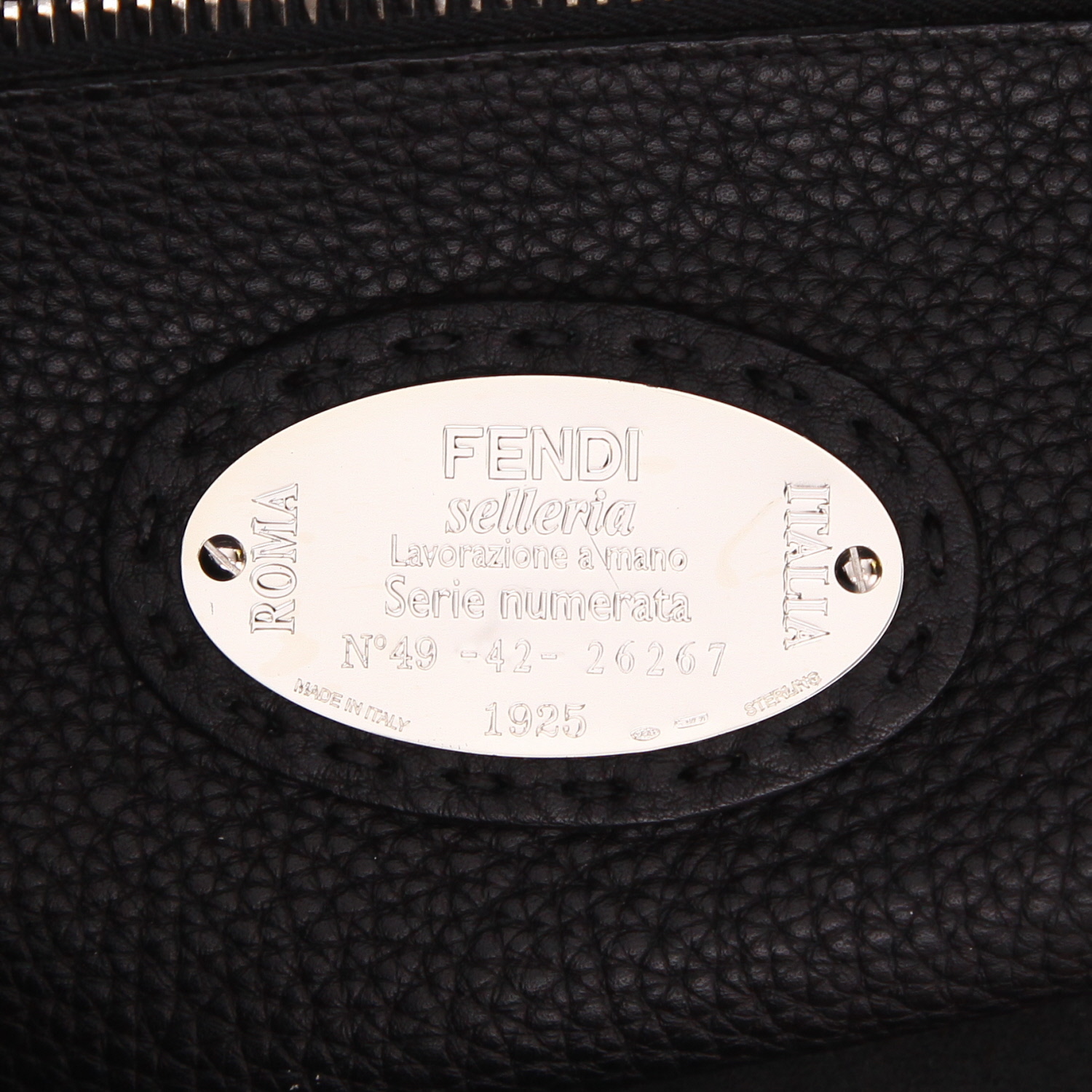 Bolso de mano Fendi  Peekaboo Selleria en cuero granulado negro - Detail D2