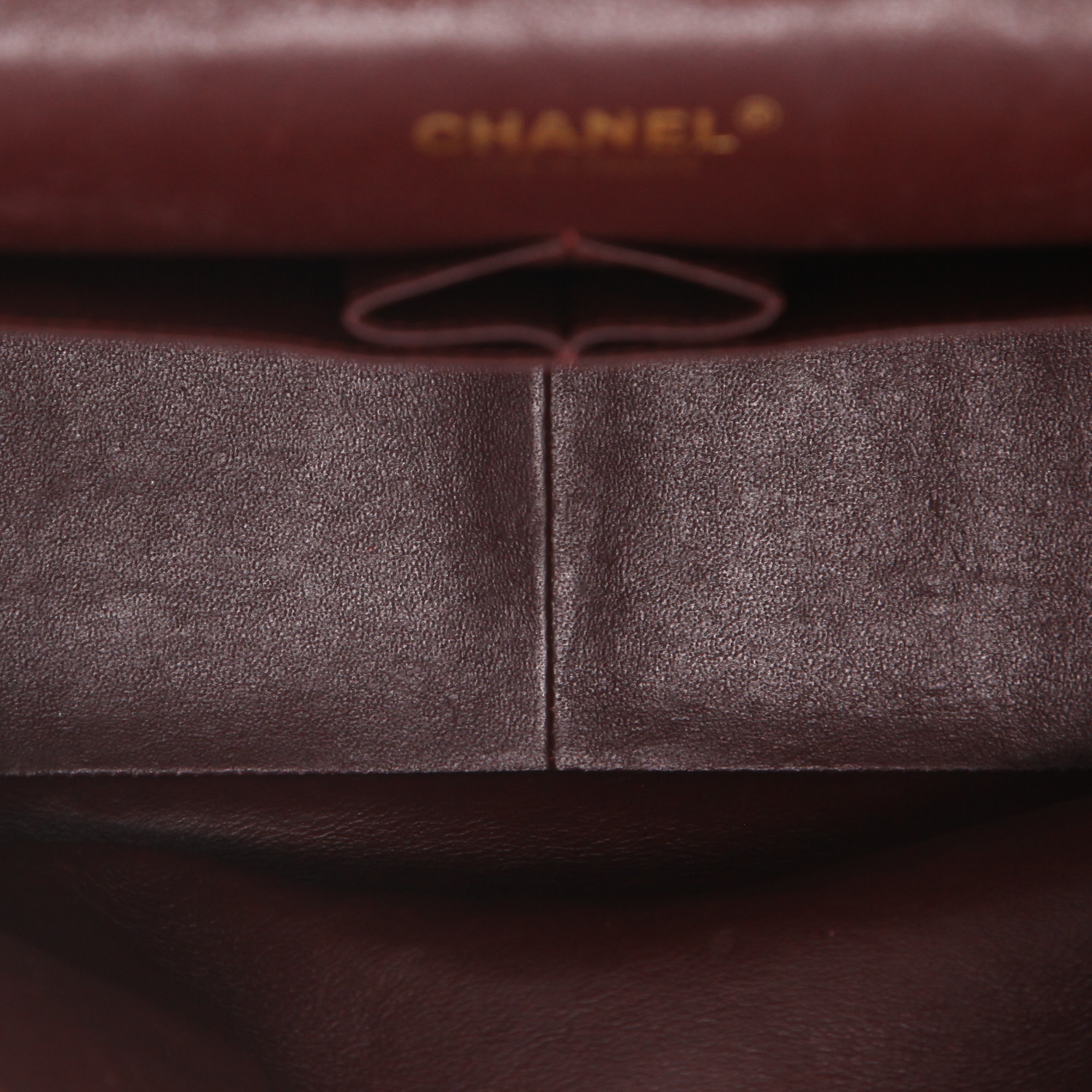 Chanel  Timeless Jumbo shoulder bag  in black quilted grained leather - Detail D3