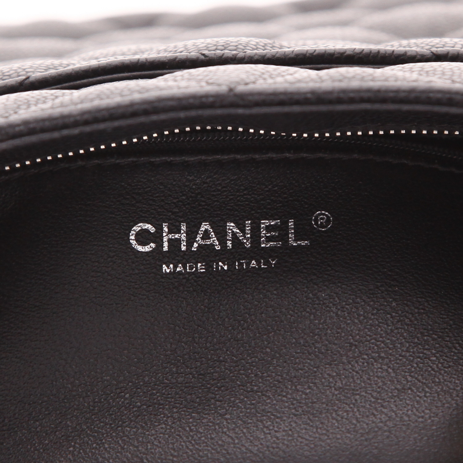 Chanel  Medaillon handbag  in black quilted grained leather - Detail D2