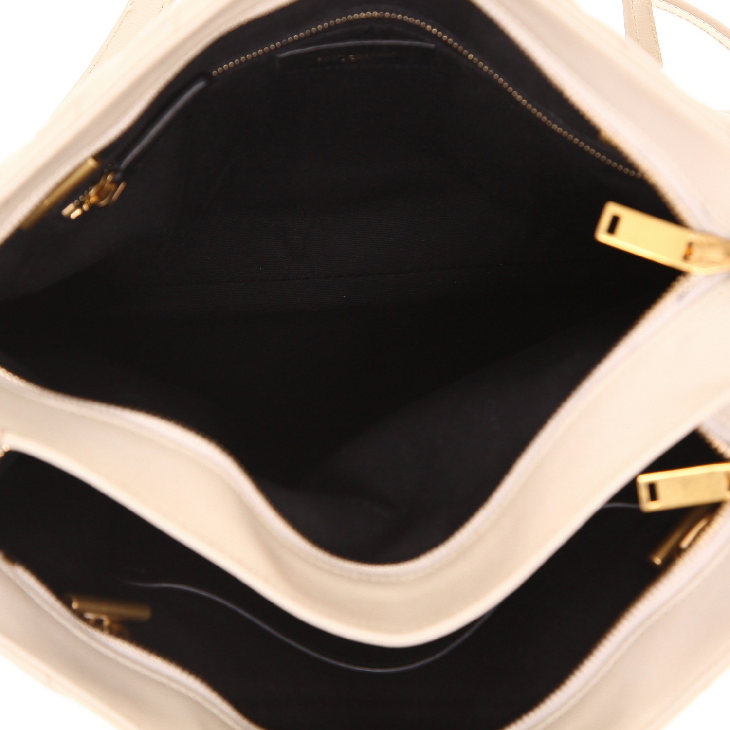 Bolso de mano Saint Laurent   en cuero granulado beige - Detail D3