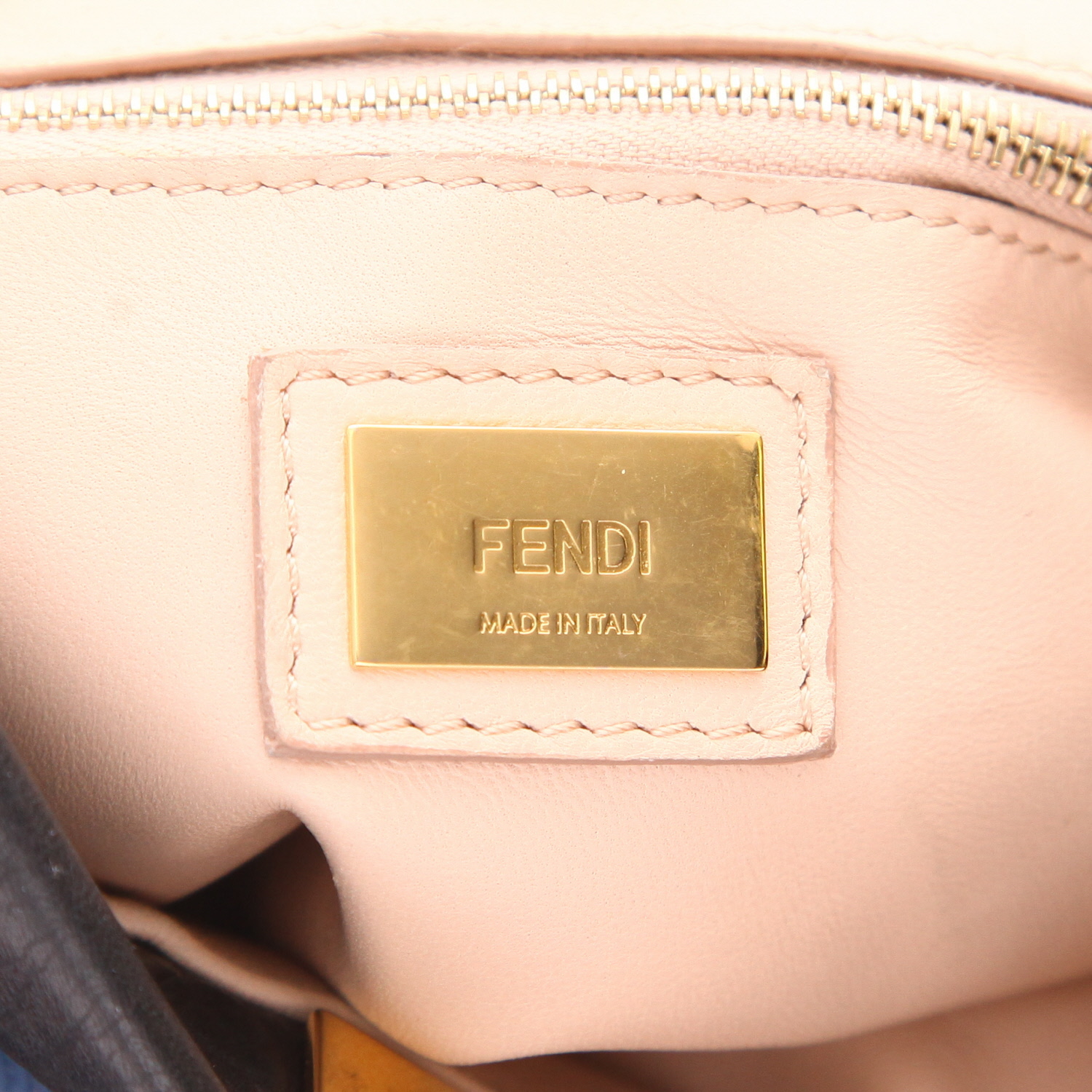Bolso de mano Fendi  Peekaboo en lona denim azul y cuero negro - Detail D2