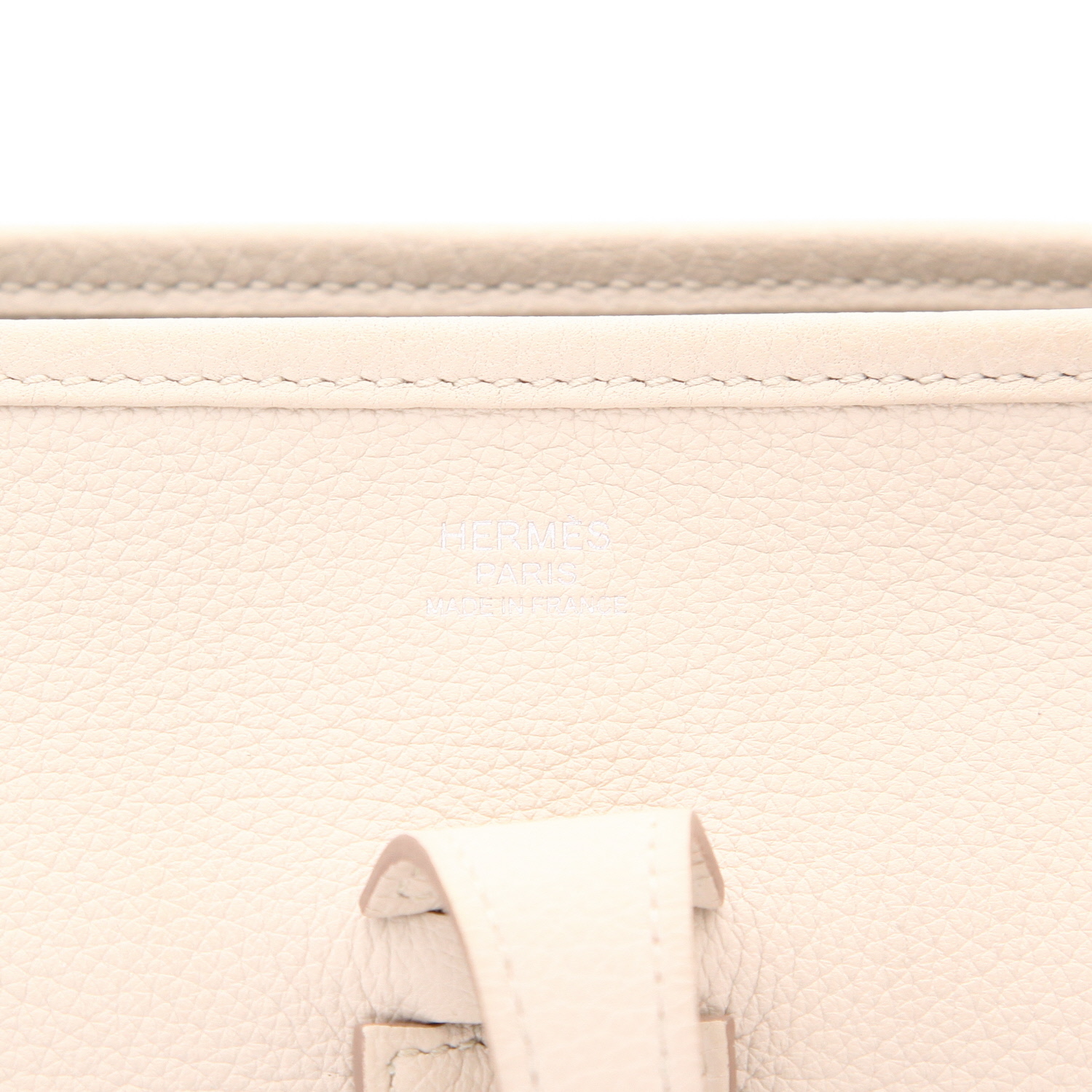 Hermès  Evelyne III shoulder bag  in Gris-Béton togo leather - Detail D2