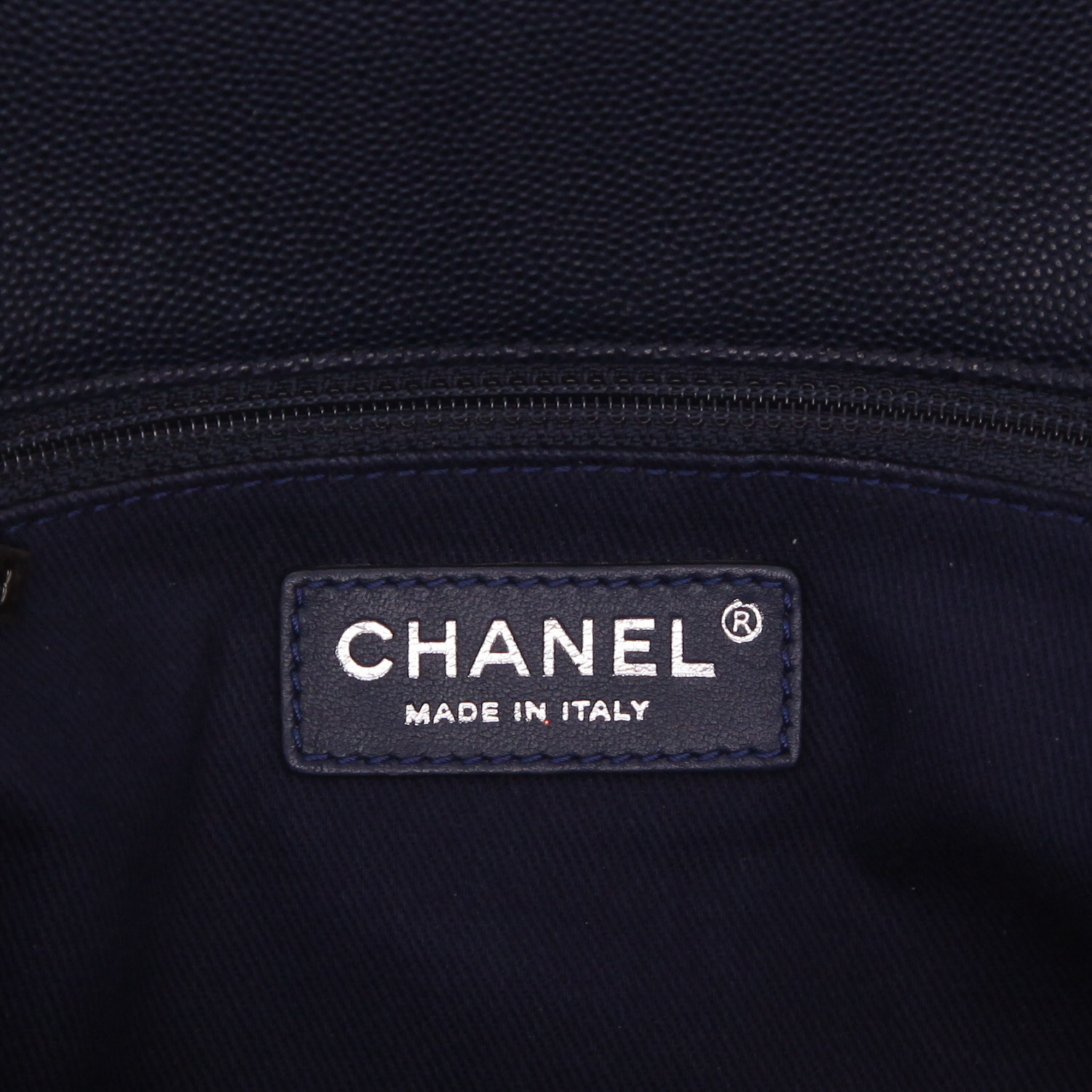 Sac bandoulière Chanel  Coco Handle en cuir grainé matelassé bleu-marine - Detail D2