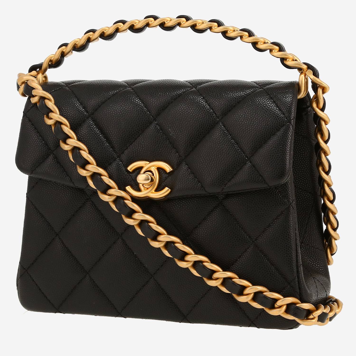 Chanel   shoulder bag  in black quilted grained leather