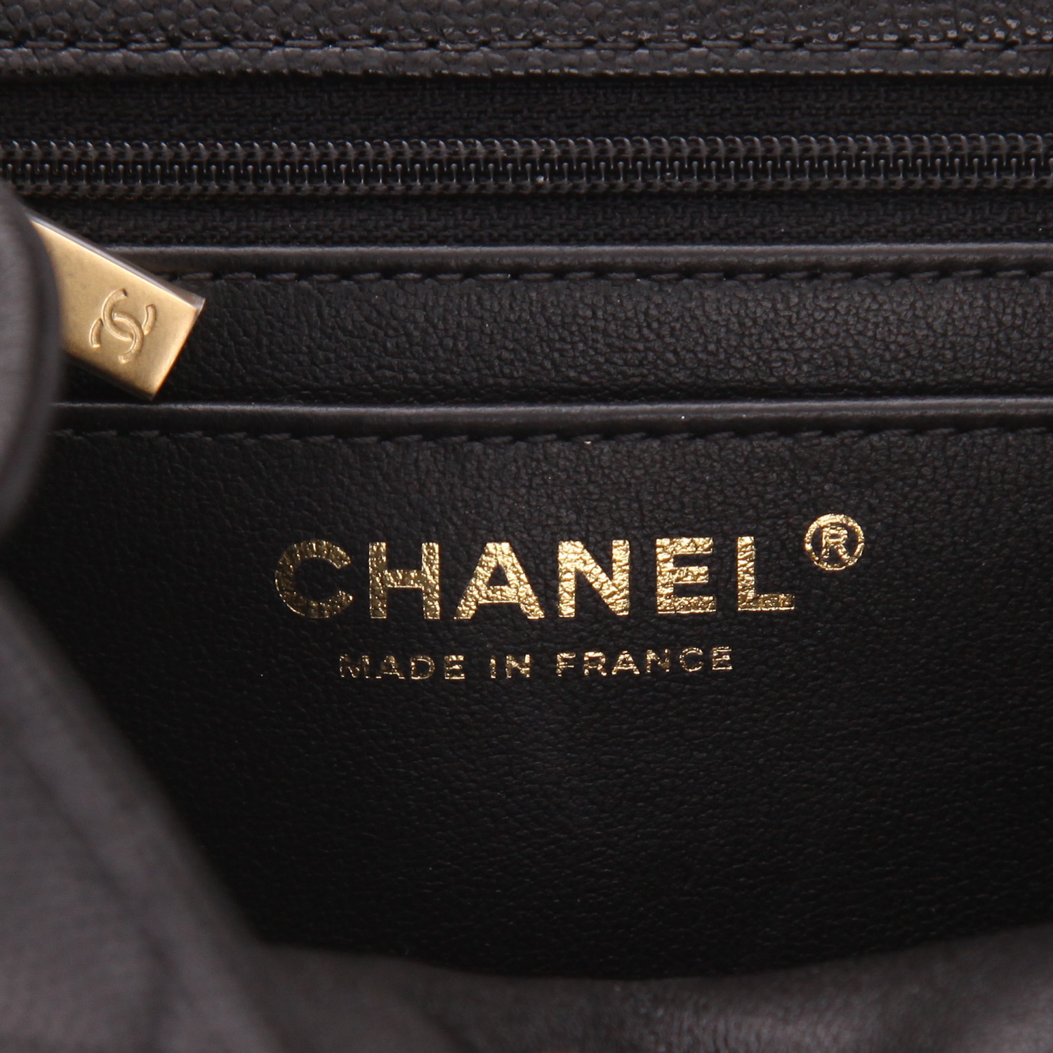 Sac bandoulière Chanel   en cuir grainé matelassé noir - Detail D2