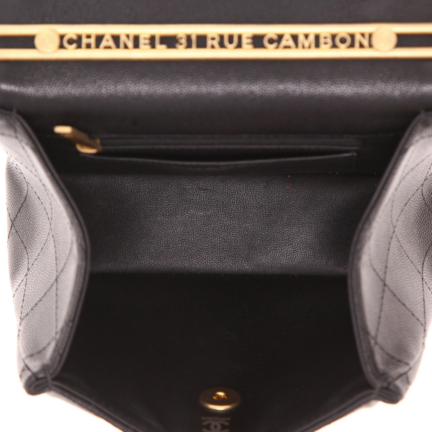 Chanel   shoulder bag  in black quilted grained leather - Detail D3