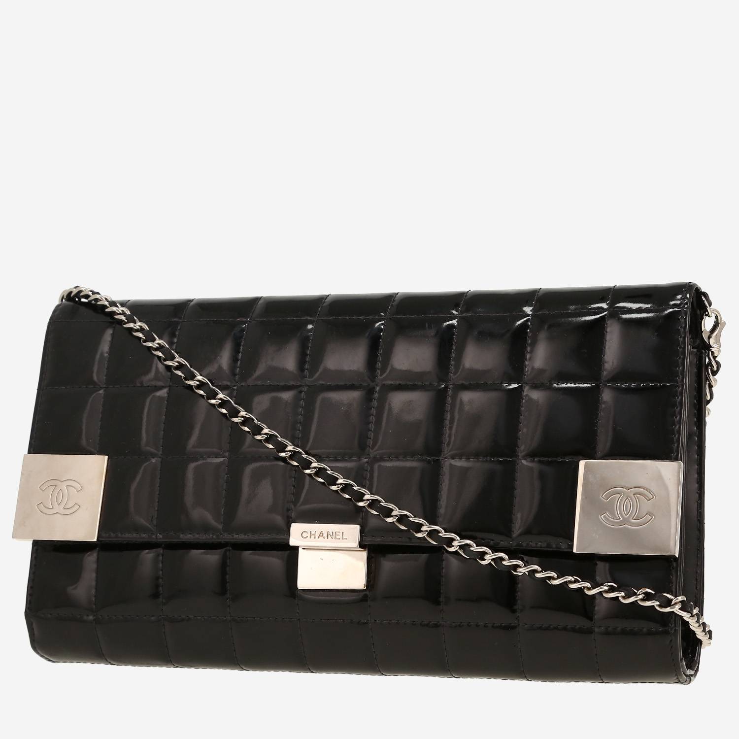 Chanel   handbag  in black patent leather
