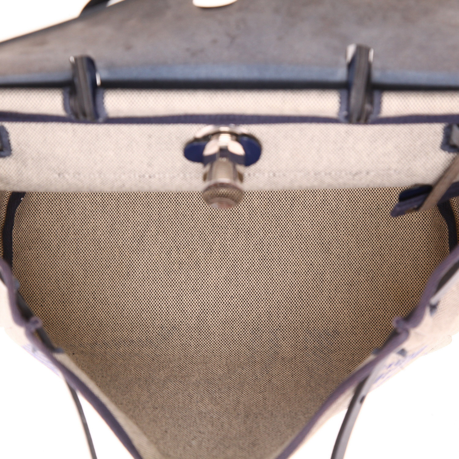 Hermès  Herbag bag worn on the shoulder or carried in the hand  in grey canvas  and navy blue leather - Detail D3
