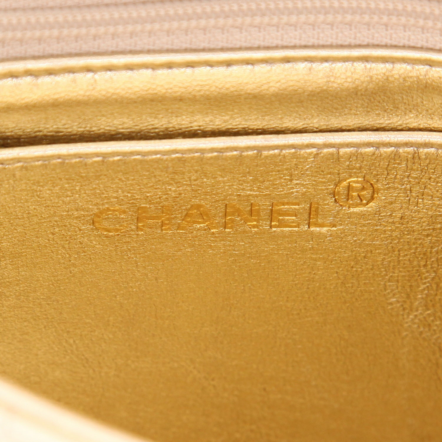 Chanel  Mini Carré shoulder bag  in gold quilted leather - Detail D2