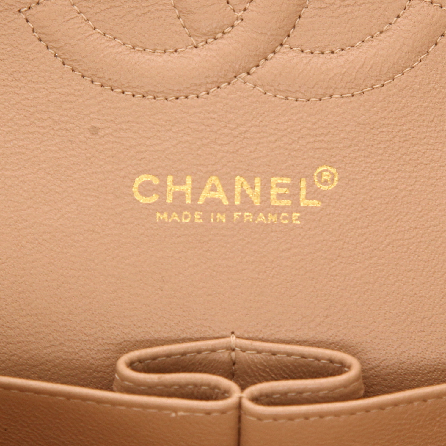 Chanel  Timeless Classic handbag  in beige quilted leather - Detail D2
