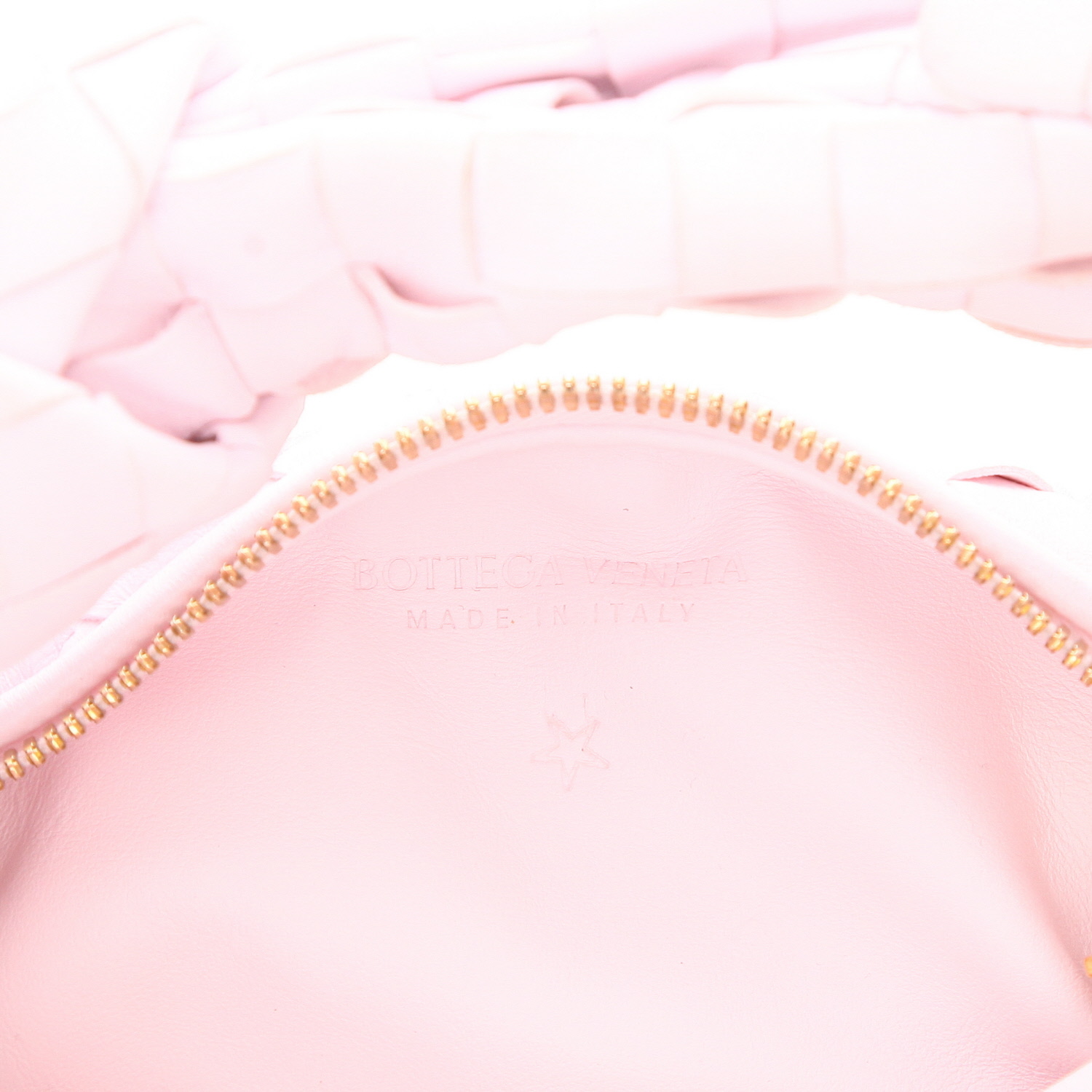 Bolso de mano Bottega Veneta  Jodie mini  en cuero intrecciato color rosa claro - Detail D2