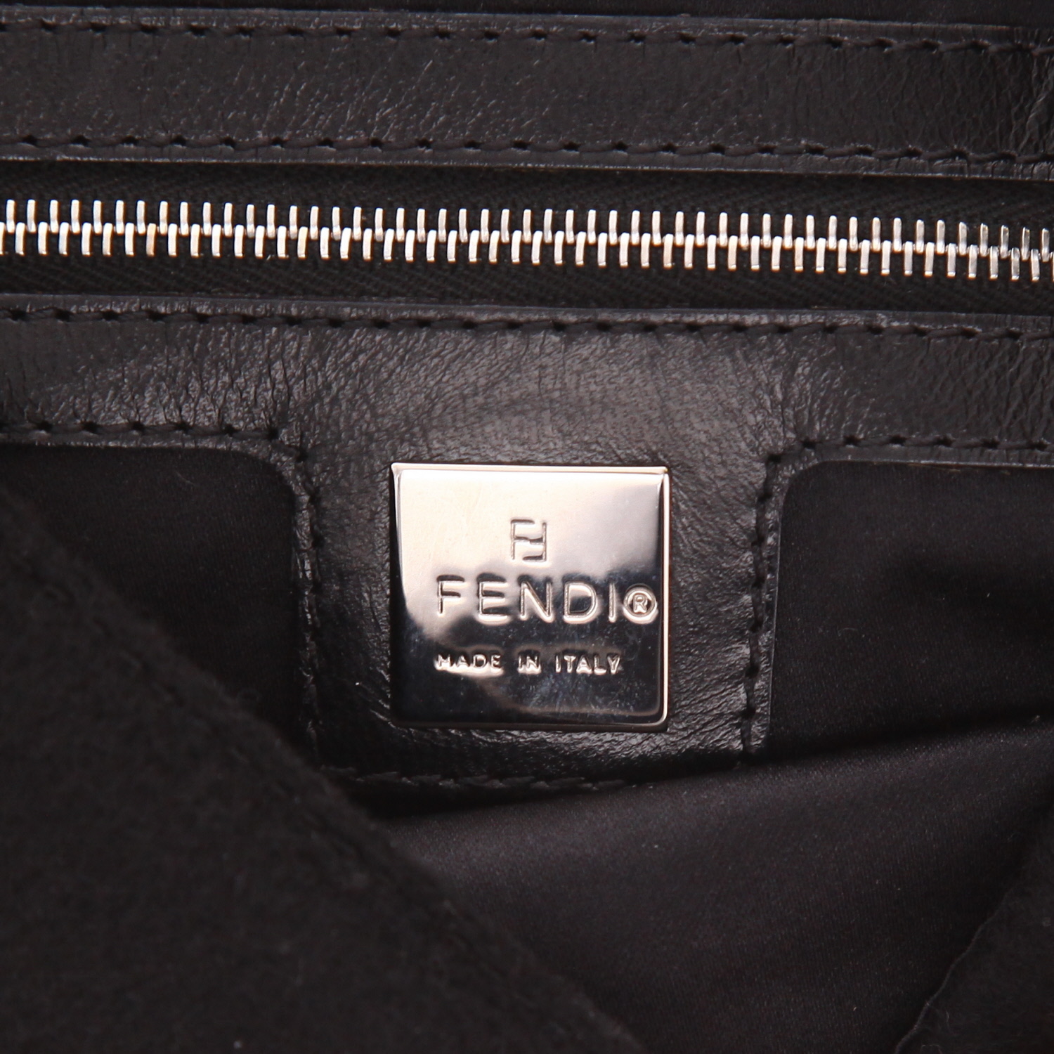 Bolso de mano Fendi  Baguette en lana negra y cuero negro - Detail D2