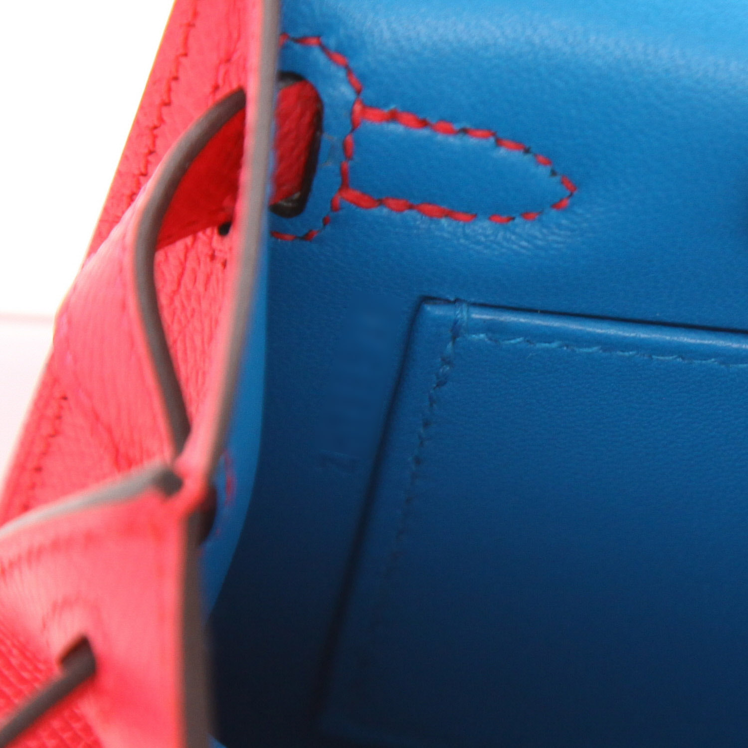 Sac à main Hermès  Kelly 20 cm Casaque en cuir epsom Rose extrême et Rouge de Coeur - Detail D4