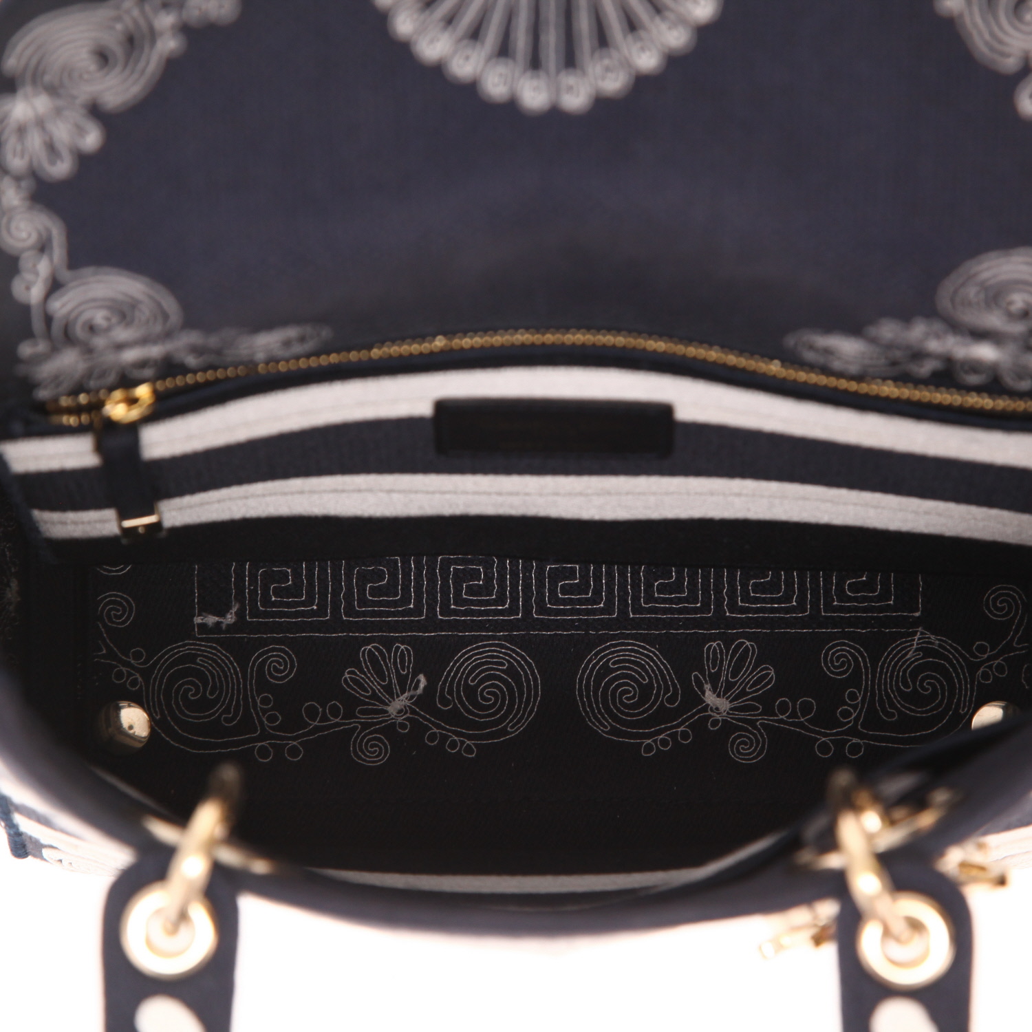 Sac à main Dior  Lady Dior en toile bleu-marine et blanche - Detail D3